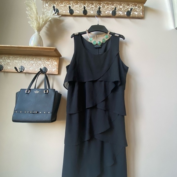 ELEGANT evening dress with crystal detailing - Picture 6 of 8